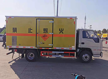 隆阳爆破器材运输车工人安全操作规范与智能技术保障